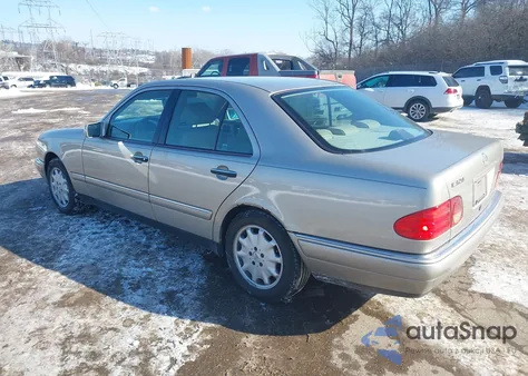 1998 Mercedes-Benz E 320 z USA, uszkodzony, nr VIN WDBJF65FXWA584430